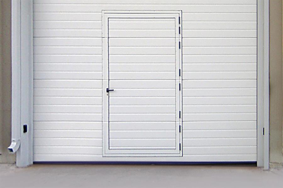 central pedestrian door with standard lower base of 20,6 cm